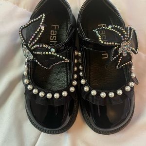 Black Patent Leather Girls dress shoes. Fashion Size 11C (28 Euro)